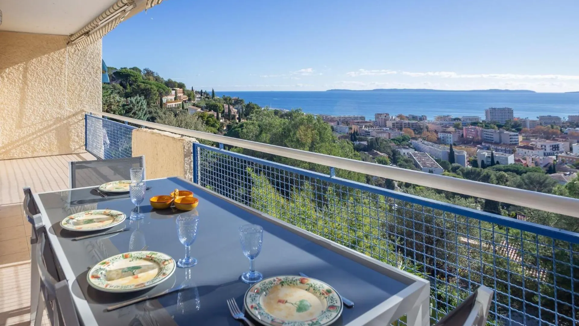 Apartment Les Alizees By Interhome Le Lavandou